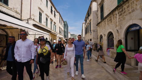 Travelers-Walking-Through-The-Streets-On-The-Historic-Old-Town-Of-Dubrovnik,-Croatia