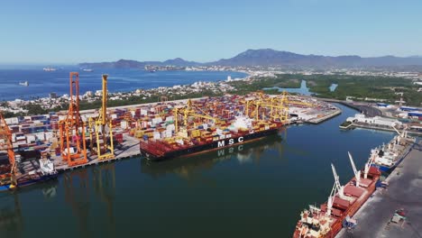 Frachtschiff-Mit-Containern-Im-Hafen-Von-Manzanillo-In-Colima,-Mexiko---Luftaufnahme