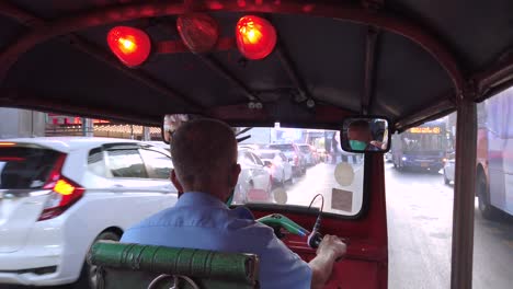 Aufnahme-Einer-Fahrt-In-Einem-Tuktuk-Mit-Thailändischem-Fahrer-Auf-Der-Straße-Von-Bangkok,-Thailand,-Tagsüber