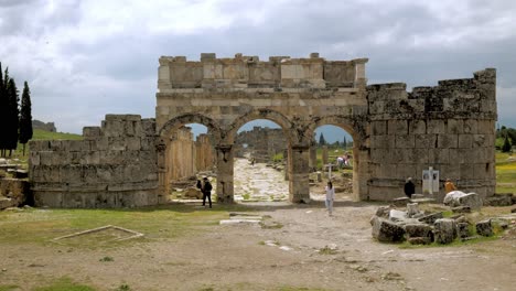 Frontinus-Tor,-Steinerner-Torbogen-Zur-Antiken-Stadt-Hierapolis,-Weltkulturerbe