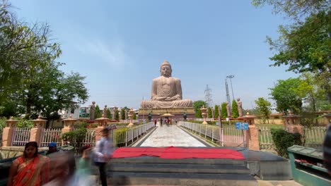 Timelapse-De-La-Gran-Estatua-De-Buda-Cerca-Del-Templo-Mahabodhi-En-Bodh-Gaya,-Estado-De-Bihar-De-La-India