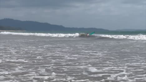 Surfer-Reitet-Niedrige-Welle-Im-Thailändischen-Surfresort