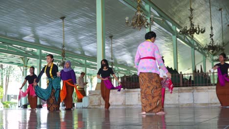 Group-of-people-practice-performing-classic-traditional-dance-performance-at-Mangkunegaran-Temple---Keraton-Pura-Mangkunegaran,-Surakarta,-Central-Java,-Indonesia