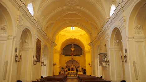 Vista-Interior-De-La-Iglesia-Católica-De-Santa-Sofía-En-Anacapri,-Capri,-Italia---Inclinada-Hacia-Arriba