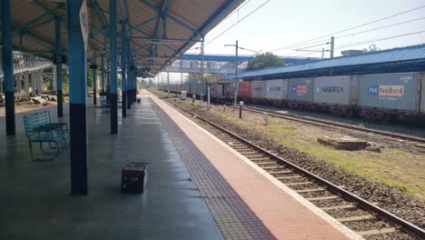 El-Tren-De-Mercancías-Pasa-Por-La-Estación