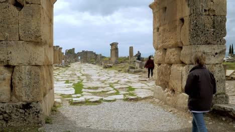 Besucher-Spazieren-Zwischen-Den-Ruinen-Der-Antiken-Stadt-Hierapolis,-Die-Zum-Weltkulturerbe-Gehört