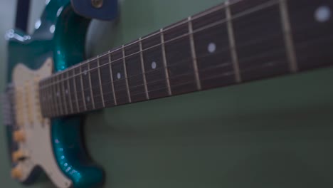 E-Gitarre-An-Der-Wand