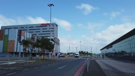 Ankunft-Des-Taxis-Vor-Dem-Haupteingang-Des-Internationalen-Terminals-Des-John-Lennon-Flughafens,-Liverpool,-England