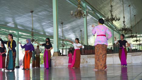 Group-of-young-girl-practice-performing-classic-traditional-dance-performance-at-Mangkunegaran-Temple---Keraton-Pura-Mangkunegaran,-Surakarta,-Central-Java,-Indonesia