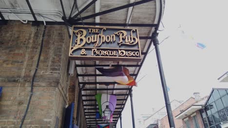 Dies-Ist-Ein-Redaktionelles-Video-Des-Bourbon-Pug-Signs-In-New-Orleans,-Louisiana