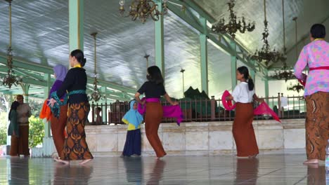Traditioneller-Javanischer-Tanz:-Eine-Gruppe-Junger-Mädchen-übt-Die-Aufführung-Klassischer-Traditioneller-Tänze-Im-Mangkunegaran-Tempel---Keraton-Pura-Mangkunegaran,-Surakarta,-Zentral-Java,-Indonesien