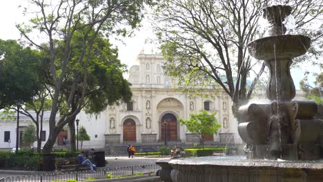 Schwenkaufnahme-Eines-Brunnens-Im-Central-Park-In-Antigua,-Guatemala