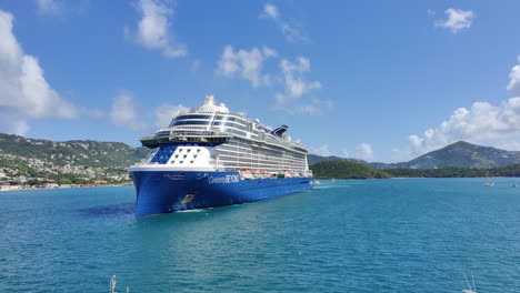 El-Crucero-Se-Acerca-Con-Gracia-A-La-Isla-Caribeña-Y-Se-Despliega-Una-Vista-Impresionante.