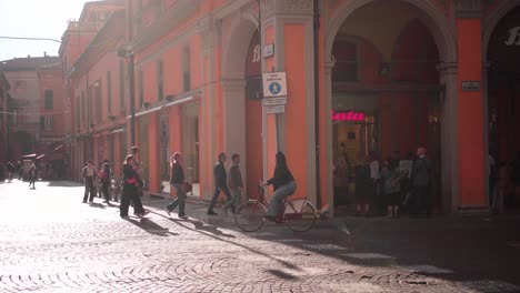 Bologna-Zebrastreifen:-Faszinierende-Aufnahmen-Von-Stadtbewohnern,-Die-Mit-Echtem-Italienischem-Flair-Durch-Belebte-Straßen-Navigieren-Und-Diese-Sicher-überqueren