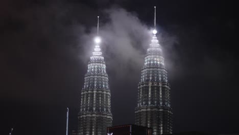 Zeitraffer-Von-Wolken,-Die-Durch-Die-Petronas-Zwillingstürme-In-Malaysia-Ziehen,-4k