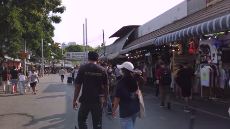 Aufnahme-Von-Touristen-Und-Einheimischen,-Die-An-Einem-Sonnigen-Tag-Den-Riesigen-Wochenendmarkt-Chatuchak-In-Bangkok,-Thailand,-Besuchen