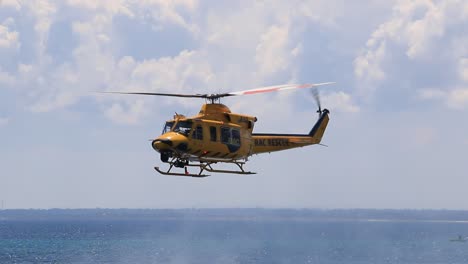 Cerca-Del-Helicóptero-De-Rescate-Rac-Volando-Sobre-El-Embarcadero-De-Busselton,-Australia-Occidental