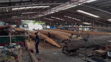 Dragon-boat-building-workshop-in-China
