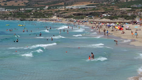 Gente-Divirtiéndose-Y-Nadando-En-La-Playa-De-Falasarna-Durante-El-Verano-En-Creta,-Grecia.