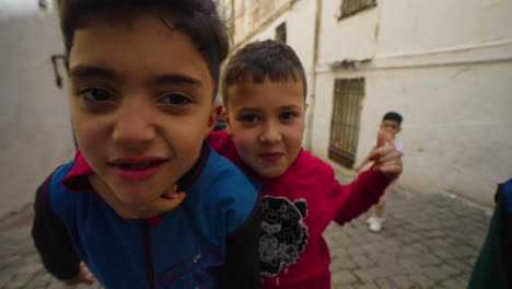 Niños-Argelinos-Felices-Posando-Frente-A-La-Cámara-Al-Aire-Libre-En-La-Casbah-De-Argel-En-Argelia