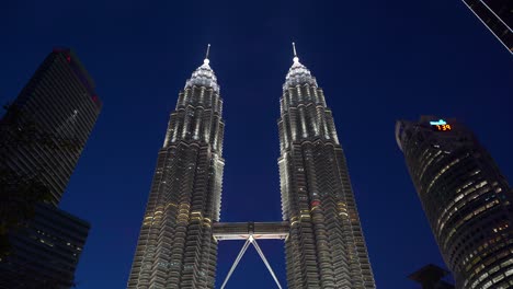 Die-Unglaublichen-Petronas-Zwillingstürme-Erstrahlen-Hell-Vor-Dem-Blauen-Stundenhimmel