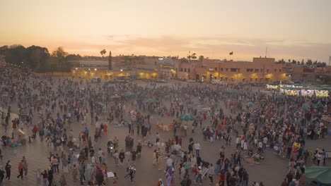 People-At-Jemaa-el-Fnaa-In-The-Evening-In-Marrakesh,-Morocco