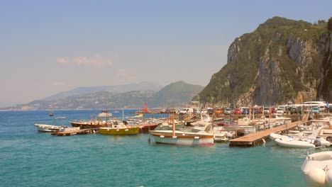 Capri,-Naples,-Italy:-Shot-of-colorful-sailboats-docked-in-Marina-Grande,-a-popular-port-for-tourists-on-the-island-on-a-sunny-day