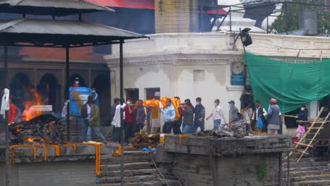 Gruppe-Von-Männern-Gesehen,-Wie-Sie-Den-Leichnam-Zum-Scheiterhaufen-Im-Pashupatinath-Tempel-In-Kathmandu-Trugen