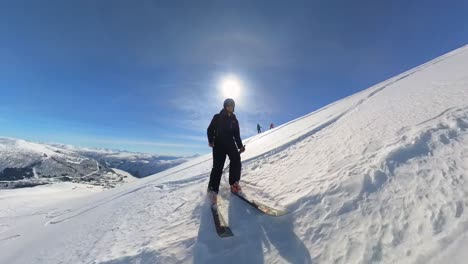Hermoso-Esquí-Alpino-Desde-La-Impresionante-Montaña-Noruega-En-Myrkdalen-Noruega---Vista-Frontal-Y-Lateral-De-La-Persona-Con-Cámara-Cerca-Del-Suelo