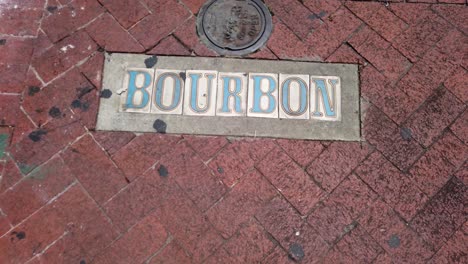 Video-Einer-Bodenfliese-Für-Die-Bourbon-Street-In-New-Orleans,-Louisiana