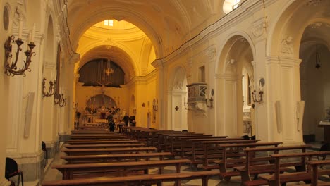Vista-Dentro-De-Una-Iglesia-Cerca-De-Bancos,-Iglesia-De-Santa-Sofía-En-Anacapri,-Capri,-Italia---Panorámica