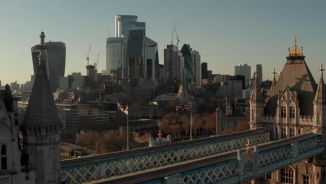 Luftaufnahme-über-Der-Tower-Bridge-In-Richtung-Des-Tower-Of-London-Und-Der-Wolkenkratzer-Der-Stadt
