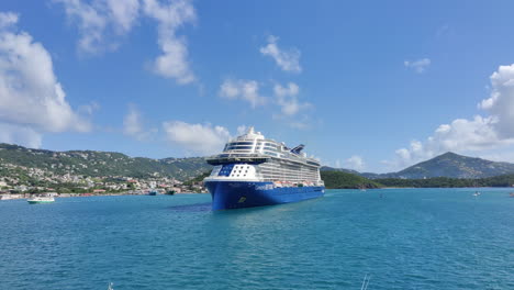 Ein-Modernes-Luxuskreuzfahrtschiff,-Das-Sich-Im-Hintergrund-Vor-Einer-Wunderschönen-Karibikinsel-Bewegt-|-Kreuzfahrtschiff-Auf-Der-Karibikinsel,-Filmische-Ansicht,-Kommerzieller-Videohintergrund