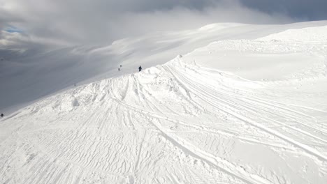 Esquiador-Fuera-De-Pista-Que-Va-Desde-Pistas-Preparadas-Hasta-Nieve-Fresca-E-Intacta-En-Las-Montañas-Myrkdalen,-Noruega---Cámara-Montada-En-El-Cuerpo-Con-Vista-En-Primera-Persona