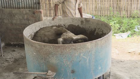 Indische-Arbeiter-Beladen-Betonmischer-Mit-Ton-Und-Sand-Für-Die-Ziegelproduktion-Auf-Der-Baustelle-In-Indien