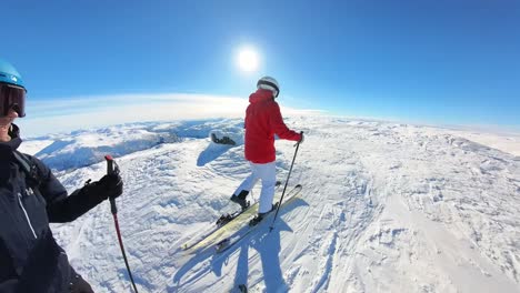 Mujer-Y-Marido-Alcanzando-La-Cumbre-Finnbunuten-En-Noruega---Esquiando-Juntos-Hasta-La-Cima