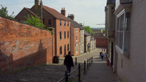 Tourists-walking-around-the-ancient-and-historic-city-of-Lincoln-at-the-end-of-the-day,-Showing-medieval-streets-and-buildings