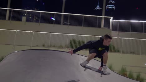 Eine-Person,-Die-Nachts-Skateboard-Fährt