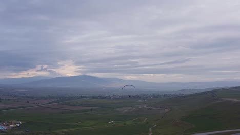 Drohne-Fliegt-über-Gleitschirmflieger-Morgenflug-über-Malerische-Türkische-Landschaft