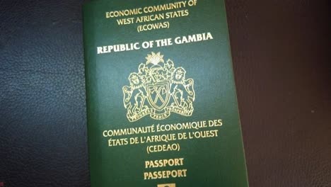 Biometrischer-Reisepass-Der-Republik-Gambia-–-Schwenk-Von-Oben-Nach-Unten