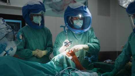 Ärzte-Führen-Knieoperationen-Am-Operationstisch-Durch