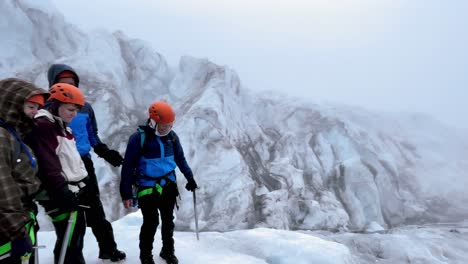 Islandia---Aventura-De-Senderismo-Por-Un-Glaciar-En-El-Parque-Nacional-Vatnajökull:-Un-Grupo-De-Excursionistas-Se-Abre-Paso-A-Través-De-Un-Glaciar-Lleno-De-Grietas,-Guiado-Por-Un-Guía-Certificado