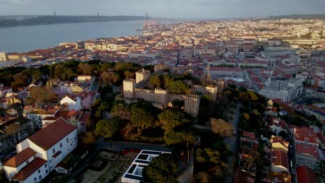 Das-Erstaunliche-Schloss-Sao-Jorge-In-Lissabon-Im-Morgenlicht-Per-Drohne