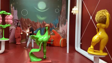 Der-österreichische-Pavillon-Auf-Der-59.-Biennale-Von-Venedig-2022,-Der-Messe-Für-Zeitgenössische-Kunst,-Mit-Den-Künstlern-Jakob-Lena-Knebl-Und-Ashley-Hans-Scheirl,-Die-Ein-Grünes-Monster-Zeigen