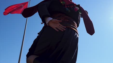 Mann-Im-Kostüm-Spielt-Zeybek-In-Der-Nähe-Der-Türkischen-Flagge-Auf-Dem-Hügel