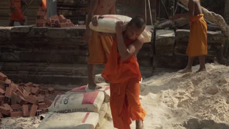 Zwei-Junge-Buddhistische-Mönche-Arbeiten-Und-Bauen-Ein-Kloster-In-Angkor-Wat---Siem-Reap,-Kambodscha