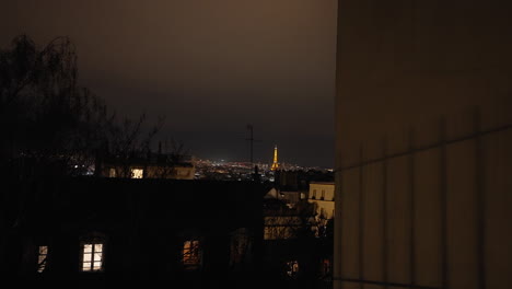 Fernaufnahme-In-Der-Nähe-Von-Montmartre-In-Paris-Mit-Dem-Beleuchteten-Eiffelturm-Im-Hintergrund-Bei-Nacht
