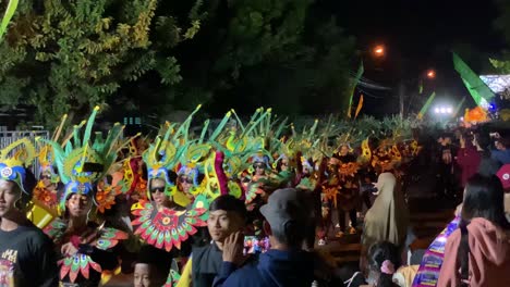 Desfile-O-Festival-De-Takbir,-Un-Evento-Para-Dar-La-Bienvenida-A-Eid-Al-fitr-O-Eid-Al-adha,-Portando-Linternas-Y-Vistiendo-Trajes-únicos-Y-Pronunciando-Los-Símbolos-De-Allah