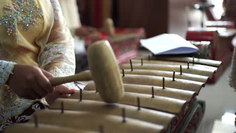 close-up-of-musicians-playing-demung-instruments,-which-are-gamelan-instruments