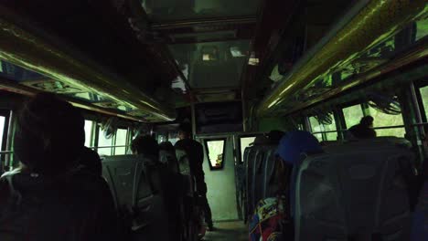Aufnahme-Aus-Dem-Inneren-Eines-Nepalesischen-Gefährlichen-Holprigen-Busses,-Der-Durch-Die-Himalaya-Straße-In-Nepal-Fährt
